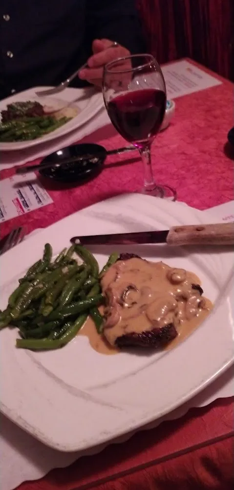 Filet Mignon with Garlic Butter Green Beans